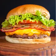 Hambúrguer Artesanal: Smash Bacon - Hambúrguer Artesanal (Ingredientes: 2 Queijo cheddar, Bacon, Carne Artesanal 100g, Cebola Roxa, Pão tipo brioche, Picles, Salada)