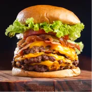 Hambúrguer Artesanal: Triple Smash Bacon - Hambúrguer Artesanal (Ingredientes: 2 Carnes Artesanais 100g., 4 fatias de queijo cheddar, Bacon, Carne Artesanal 100g, Cebola Roxa, Pão tipo brioche, Picles, Salada)