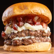 Hambúrguer Artesanal: Delírio - Hambúrguer Artesanal (Ingredientes: 2 blends de costela, bacon em cubinhos, blend de queijo, geleia de pimenta, Pão tipo brioche)