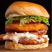 Hambúrguer Artesanal: Double Chicken - Hambúrguer Artesanal (Ingredientes: 02 Hamburguer de frango empanado, Bacon, Catupiry original, Maionese, Pão tipo brioche, Salada)