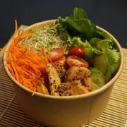 Poke: Poke Frango Fit - Mix de folhas, frango grelhado, broto de alfafa, pepino, cenoura e tomate cereja.