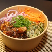 Poke: Poke Teriyaki Chicken - Arroz, cream cheese, frango ao molho teriyaki, cenoura, sunomono, cebola roxa, cebolinha e gergelim.