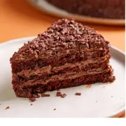 Torta: Fatia de torta de brigadeiro gourmet - Pão de ló de chocolate, recheado duas vezes com nosso delicioso brigadeiro, coberto com brigadeiro e confeito gourmet.