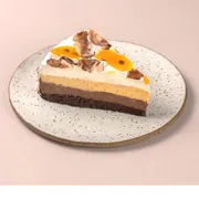 Torta: Fatia de torta Alaska - Deliciosa base de financier de chocolate, generosa camada de ganache meio amargo e mousse de maracujá, com cobertura de chantilly, decorada com calda de chocolate e geleia de maracujá artesanal.