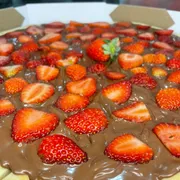 Doces: 32- Chocolate c/ morango - Pizza Grande (Ingredientes: Chocolate ao Leite,  Morangos)