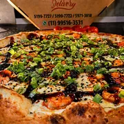 Pizzas Especiais: Temaki De Camarão - Pizza Grande (Ingredientes: Camarão, cebolinha, Cream Cheese, gergelim, Molho Branco Artesanal, molho tare, Mussarela)