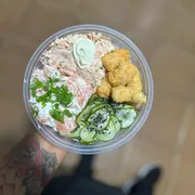 POKE: POKER 3 SALMÕES - Arroz sushi 200g molho ponzo salmão 50 g empanado e frito salmão cru 50gsalmão grelhado 50 g crean cheese 40 ge cebolinha salmão grelhado crean cheese cebolinha sunomono (150 gramas de Salmão)