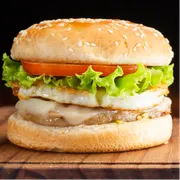 HAMBÚRGUER TRADICIONAL: Top 03 - Hambúrguer Tradicional (Ingredientes: Carne, Ovo, pão com gergelim, Queijo mussarela, Salada)