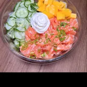 POKE: Poke Tropical - 200 gramas arroz sushi molho ponzo 100 gramas salmão 50 gramas sunomno 50 manga