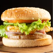 HAMBÚRGUER TRADICIONAL: Top 04 - Hambúrguer Tradicional (Ingredientes: Carne, Ovo, pão com gergelim, Presunto, Queijo mussarela, Salada)