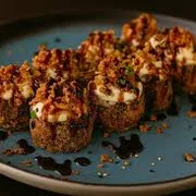 Hot Rolls: Hot roll cebola Crispy 12 und - Hot roll salmão Finalizado com crean chesse molho tare gergelim crispy de cebola