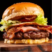 Hambúrguer Artesanal: X TUDO Artesanal - Clássicos do RJ2 (Ingredientes: bacon, carne artesanal, ovo, Pão com gergelim, presunto, queijo mussarela, salada)