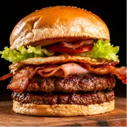 Hambúrguer Artesanal: X-Tudo Duplo Artesanal - Clássicos do RJ2 (Ingredientes: 2 Carnes Artesanais, 2 fatias de presunto, 2 Ovos, bacon, Pão com gergelim, Queijo Cheddar, queijo mussarela, salada)