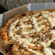 Tradicionais: Frango Com Catupiry - Pizza Grande (Ingredientes: Catupiry, Frango Desfiado, Molho de Tomate Caseiro, Mussarela, Orégano)