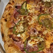 Tradicionais: Portuguesa - Pizza Grande (Ingredientes: Azeitona, Bacon, Calabresa, Cebola, Molho de Tomate Caseiro, Mussarela, Orégano, Ovo Cozido, Pimentão, Presunto)