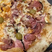 Tradicionais: Calabresa - Pizza Grande (Ingredientes: Azeitona, Calabresa, Cebola, Molho de Tomate Caseiro, Mussarela, Orégano)