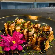 Hot Roll´s: Hot camarão especial - Enrolado de Alga, Arroz, Salmão, Cheese, Cebolinha Empanado, frito com mais camarão