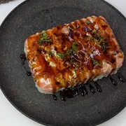 NOVIDADE: 1. Sushi de Preguiçoso - 500g - O delicioso e famoso"Sushi de preguiçoso" Contem uma camada de shari(arroz japonês), uma camada de salmão em cubos, com cream cheese, cebolinha e gergelim. E cobertura de geleia de pimenta + molho teriaky. Acompanha 16 mini folhas de alga nori para voce mesmo se servir a vontade.
