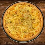 Sabores Tradicionais: Mussarela - Pizza Gigante (Ingredientes: Mussarela, Azeitona, Molho de Tomate, Orégano)
