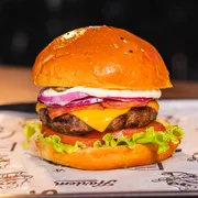 Hambúrguer: Harlem Salada - Hambúrguer (Ingredientes: Pão brioche com gergelim, Hambúrguer Angus 160g, Queijo Cheddar fatiado, Bacon em tiras, Alface Americana, Tomate, Cebola Roxa, Maionese Especial Caseira)
