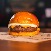 Hambúrguer: Cheeseburguer - Hambúrguer (Ingredientes: Pão brioche com gergelim, Hambúrguer Angus 160g, 2 fatias de queijo cheddar, Maionese da casa)