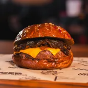 Hambúrguer: Australiano - Hambúrguer (Ingredientes: Pão Australiano, Hambúrguer Angus 160g, 2 fatias de queijo cheddar, Cebola Caramelizada)