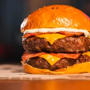 Hambúrguer: Harlem Duplo - Hambúrguer (Ingredientes: Pão brioche com gergelim, 2 Hambúergues Angus 160g, 2 fatias de queijo cheddar, Duplo Bacon, Maionese Especial Caseira)