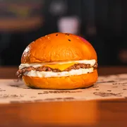Smash: Smash Egg - Smash (Ingredientes: Pão brioche, Hamburguer esmagado 70g, Queijo Cheddar, Ovo, Maionese da Casa)