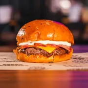 Hambúrguer: Harlem Bacon - Hambúrguer (Ingredientes: Pão brioche com gergelim, Hambúrguer Angus 160g, Queijo Cheddar fatiado, Bacon em tiras, Maionese Especial Caseira)