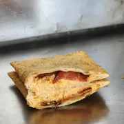 Pastéis Especiais: Calabria - Pastel G (Ingredientes: Frango Desfiado, Catupiry Cremoso, Linguiça Pepperoni)
