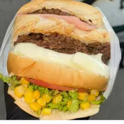 HAMBURGUER: TIMAO DA FAMILIA - PAO,CARNE 55G CARNE ATESANAL DE COSTELA DESFIADA 70G,OVO CATUPIRY,PRESUNTO ,MUSSARELA ,ALFACE ,TOMATE,BATATA PALHA ,MILHO MOLHO ROSE E MOLHO VERDE A PARTE.