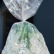 Cerveja + gelo: Combo Heineken - 6 Long neck de Heineken 330ml embaladas no saco de gelo.