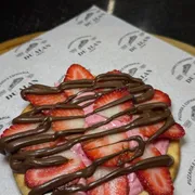 Doces: *PROMOÇÃO* MORANGO CREMOSO - Esfiha (Ingredientes: Chocolate Ao leite, Creme de morango, Morango)