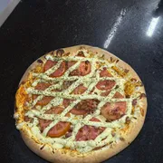 Especiais: FRANGO ESPECIAL - Pizza (Ingredientes: Azeitonas, Bacon, Catupiry Original, Frango, Molho de tomate artesanal, Mussarela, Orégano, Tomate)