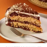 Torta: Fatia de torta banoffee de chocolate - Massa soufflé de chocolate recheada com doce de banana, mousse de doce de leite, coberta com chantilly, ganache de chocolate meio amargo e decorada com pedacinhos de biscoito.