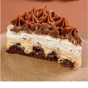 Torta: Fatia de torta Brownie do Luiz - Base de mini Brownie do Luiz®, recheio maravilha, chantilly e decorada com um delicioso brigadeiro.