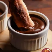 Doce: Salva borda chocolate - Uma sobremesa deliciosa com aproximadamente 100ml idealizada para salvar aquela borda de pizza que voce jogaria fora, criamos três sabores, chocolate ao leite, chocolate branco, doce de leite ou creme de avelã que irão deixar sua experiência na Estrelassados muito mais saborosa!