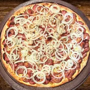 Sabores Tradicionais: Calabresa Acebolada - Pizza Gigante (Ingredientes: Calabresa, Mussarela, Cebola, Molho de Tomate, Orégano)