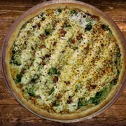 Sabores Leves: Brócolis - Pizza Gigante (Ingredientes: Alho Frito, Bacon , Brócolis, Cream Cheese, Mussarela, Provolone, Molho de Tomate, Orégano)