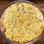 Sabores Tradicionais: Frango Cremoso - Pizza Gigante (Ingredientes: Bacon , Frango Desfiado, Milho e Orégano., Mussarela, Creme de Leite, Molho de Tomate)