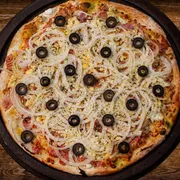 Sabores Tradicionais: Portuguesa - Pizza Gigante (Ingredientes: Azeitona, Cebola, Mussarela, Presunto, Molho de Tomate, Orégano, Ovo)