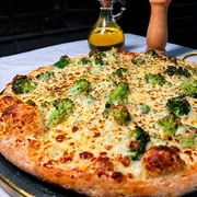 Pizzas Especiais: Brócolis - Pizza Grande (Ingredientes: Bacon, Brócolis, Cobertura de Mussarela, Molho de Tomate Artesanal)