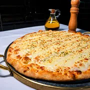 Queijo: Três Queijos - Pizza Grande (Ingredientes: Molho de Tomate Artesanal, Mussarela, Parmesão, Requeijão)