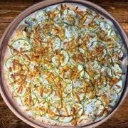 Sabores Leves: Zucchini - Pizza Gigante (Ingredientes: Alho Frito, Mussarela, Parmesão, Fatias de Abobrinha, Molho de Tomate, Orégano)