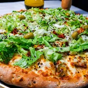Pizzas Especiais: BIG MAC - Pizza Grande (Ingredientes: alface americano, gergelim, hamburguer, molho especial, Mussarela, picles)
