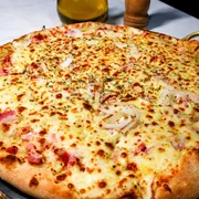 Calabresa: Toscana - Pizza Grande (Ingredientes: Bacon, Calabresa Fatiada, Cebola, Coberto C/ Mussarela, Molho de Tomate Artesanal)