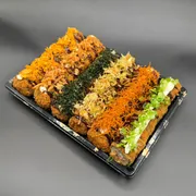 Hot Rolls: 50 Hot Especial - Hot Roll Especial Crispy – 50 unidades Uma explosão de crocância e sabor em cada peça! Nosso Hot Roll Especial Crispy vem com uma combinação irresistível de toppings crocantes: crispy variado, cebolinha fresca, batata doce crispy, alho-poró crispy, couve crispy, cebola crispy e o toque único e marcante do Doritos.Perfeito para quem ama sushi com textura, sabor intenso e uma experiência diferente a cada mordida. Uma seleção especial feita para surpreender e compartilhar!