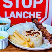 STOP REFEIÇÃO: Espeto de Carne -Completo - STOP REFEIÇÃO (Ingredientes: Arroz, Batata palito, Batatonese, Farofa, Vinagrete)