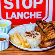 STOP REFEIÇÃO: Coxa de Frango - Completo - STOP REFEIÇÃO (Ingredientes: Arroz, Batata palito, Batatonese, Farofa, Vinagrete)