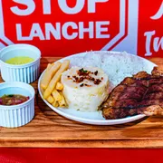 STOP REFEIÇÃO: Picanha - Completo - STOP REFEIÇÃO (Ingredientes: Arroz, Batata palito, Batatonese, Farofa, Vinagrete)